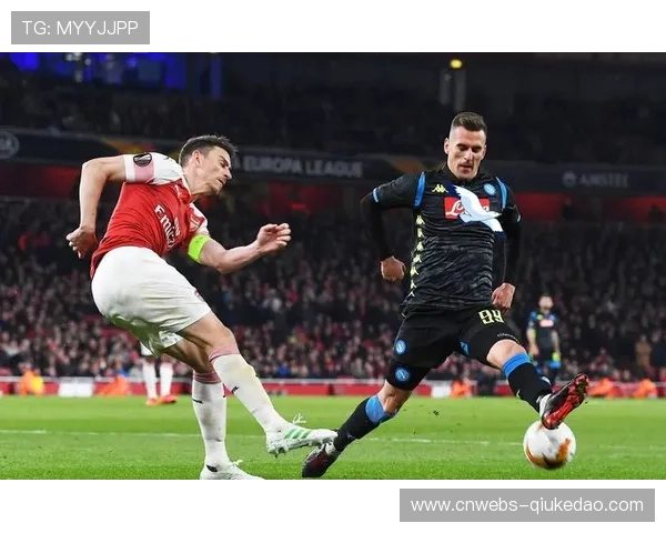 意甲球迷文化观察：都灵球迷横幅支持主帅吉拉迪诺